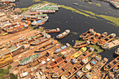 Luftaufnahme von alten, verrosteten Schiffen, die sich von dem grünen, mit Algen gefüllten Wasser abheben und einen strukturierten Wandteppich aus Verfall und Industrie bilden, Keraniganj, Division Dhaka, Bangladesch.
