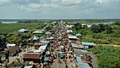 Ipare, Nigeria - 22. November 2024: Luftaufnahme einer belebten Marktstraße, ein pulsierender Teppich aus Leben, Farben und Handel unter dem weiten afrikanischen Himmel.