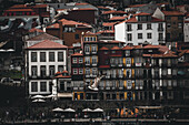 Porto, Portugal - 17. Juni 2022: Blick auf die verwitterten Fassaden des Ribeira-Viertels, wo leuchtende Farben aufeinanderprallen und sich vermischen und so ein fesselndes Mosaik am Ufer des Douro-Flusses bilden.