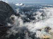 Luftaufnahme der dramatischen Wolken, die um die zerklüfteten Gipfel und Täler des Campo Imperatore wirbeln, ein atemberaubendes Schauspiel der Kraft und Schönheit der Natur, Gran Sasso, Abruzzen, Italien.
