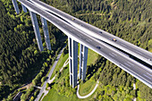 Luftaufnahme eines hoch aufragenden Viadukts, das sich über die üppigen, grünen Wälder des Lavanttals erhebt, ein Zeugnis der Technik inmitten der Natur, Wolfsberg, Kärnten, Österreich.