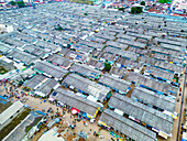 Luftaufnahme von dicht gedrängten Marktständen, die unter dem weiten Himmel in Tudun Wada, Kaduna, Nigeria, ein strukturiertes Geflecht aus Handel und Gemeinschaft bilden.