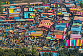 Bogura, Bangladesch - 09. Februar 2022: Luftaufnahme eines pulsierenden Marktplatzes, auf dem es von Menschen und bunten Ständen nur so wimmelt und der ein lebendiges Geflecht aus Handel und Kultur darstellt.