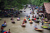 Pirojpur, Bangladesch - 03. August 2018: Blick auf den belebten schwimmenden Markt, wo lebendige, mit Waren beladene Boote einen Flussteppich aus Leben und Handel bilden.