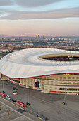 Madrid, Spanien - 20. November 2024: Luftaufnahme des Estadio Riyadh Air Metropolitano bei Sonnenuntergang mit einer atemberaubenden Stadtlandschaft, Madrid, provincia de Madrid, Spanien.