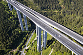 Luftaufnahme der hoch aufragenden Lavanttalbrücke, die sich durch grüne Wälder schlängelt, eine Symphonie aus Beton und grüner Natur, Wolfsberg, Kärnten, Österreich.