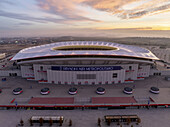 Madrid, Spanien - 20. November 2024: Luftaufnahme des Estadio Riyadh Air Metropolitano bei Sonnenuntergang mit einer lebhaften Skyline, San Blas-Canillejas, Madrid, Spanien.