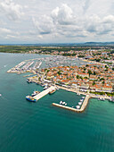 Luftaufnahme des Jachthafens und der Altstadt, wo die Terrakotta-Dächer auf die türkisfarbene Adria treffen, Biograd na Moru, Gespanschaft Zadar, Kroatien.