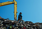 Chattogram, Bangladesch - 03. November 2019: Blick auf ein Kind inmitten einer ausufernden Mülldeponie, der starke Kontrast von Abfall und klarem Himmel.
