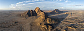 Luftaufnahme der atemberaubenden Spizklopp-Berge in einer weiten Wüstenlandschaft, Erongo, Namibia.