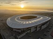 Madrid, Spanien - 20. November 2024: Luftaufnahme des Estadio Riyadh Air Metropolitano bei Sonnenuntergang mit einer malerischen Skyline und dramatischen Wolken, Madrid, Madrid, Spanien.