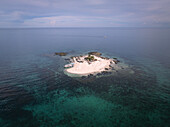 Luftaufnahme einer kleinen Insel mit weißem Sand und spärlichem Grün, umgeben von türkisfarbenem Wasser, Cebu, Philippinen.