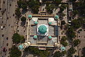 Luftaufnahme der türkisfarbenen Kuppeln der Zentralmoschee von Kano, die sich von dem beigen Gebäude und den grünen Bäumen in der Umgebung abheben, Kano, Kano, Nigeria.