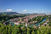 Luftaufnahme der Aare, die sich um die Altstadt mit ihren roten Dächern und dem Berner Münster schlängelt, ein lebhafter Kontrast zum üppigen Grün, Bern, Kanton Bern, Schweiz.