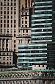 Blick auf hoch aufragende Wolkenkratzer, eine Symphonie aus Glas und Stein, die in den Himmel ragen, ein modernes architektonisches Wunderwerk, , New York, New York, Vereinigte Staaten.