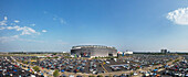 East Rutherford, Vereinigte Staaten - 06. August 2023: Luftaufnahme des MetLife-Stadions, umgeben von einem Meer von geparkten Autos unter einem weiten, wolkenverhangenen Himmel.