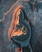 Luftaufnahme von geschichteten Felsformationen in Orange- und Grautönen, die von Zeit und Wind geformt wurden, Tiramisu Rocks, Region Mangystau, Kasachstan.