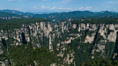 Luftaufnahme von hoch aufragenden Sandsteinsäulen, einer atemberaubenden Landschaft der Avatar-Berge, Zhangjiajie, Hunan, China.
