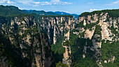 Luftaufnahme von hoch aufragenden Sandsteintürmen in der Region Zhangjiajie, China