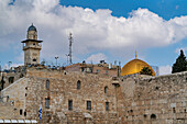 Jerusalem, Israel - 01. November 2019: Blick auf die antiken Steine der Klagemauer im Kontrast zum schimmernden Gold des Felsendoms vor einem strahlend blauen Himmel.