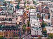 Luftaufnahme einer belebten Straße mit Läufern beim New York Marathon, Williamsburg, Brooklyn, New York, Vereinigte Staaten.