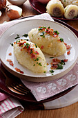 Cepelinai - Litauische Kartoffelknödel mit Fleischfüllung und Speck
