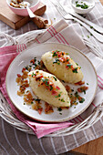 Cepelinai - Litauische Kartoffelknödel mit Fleischfüllung und Speck