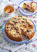 Crumb cake with fruits