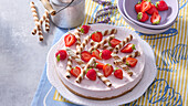 Non bake strawberry cake with cookies base
