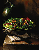 Grüner Salat mit geräuchertem Hering