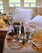 Tablett mit Champagner und Kaviar auf einem Hotelbett