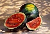 Ganze und aufgeschnittene Wassermelonen