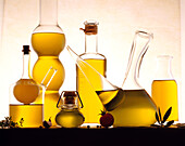 Verschiedene Glasbehälter mit Olivenöl