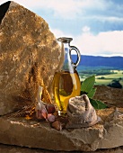 Olivenöl, Knoblauch und Salz vor mediterranem Hintergrund