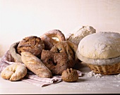 Ein ungebackenes und mehrere gebackene Brote