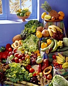 Stillleben mit Obst und Gemüse vor blauer Wand