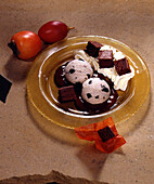 Kaki-Tamarillo-Eiscreme mit Brownies und Schokoladensauce (vegetarisch)