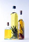 Verschiedene Flaschen Olivenöl mit Kräutern und Gewürzen