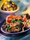 Carpet-shell clams with raw ham