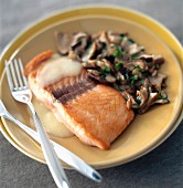 Pan-fried salmon with ceps