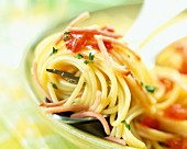 Spaghetti mit Tomaten und Schinkenstreifen