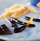 Kandierte in Schokolade getauchte Orangenschale