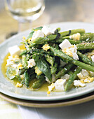 Grüner Spargelsalat mit Feta und Ei (vegetarisch)