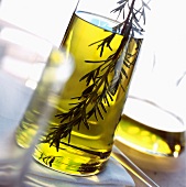 Karaffe mit Olivenöl und Rosmarin