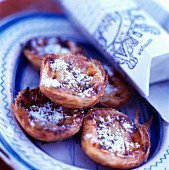 Tarts sprinkled with cinnamon and icing sugar