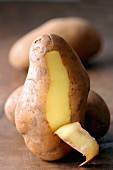 Kartoffel mit Stück angeschnittener Schale