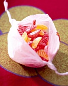 Orangen-Bonbons in Orangenpapier gepackt