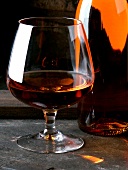 Ein Glas Cognac mit Flasche