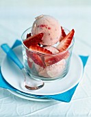 Eisbecher mit Erdbeereis und frischen Erdbeeren