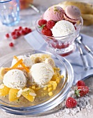 Vanilleeiskugeln auf Teller und Eisbecher